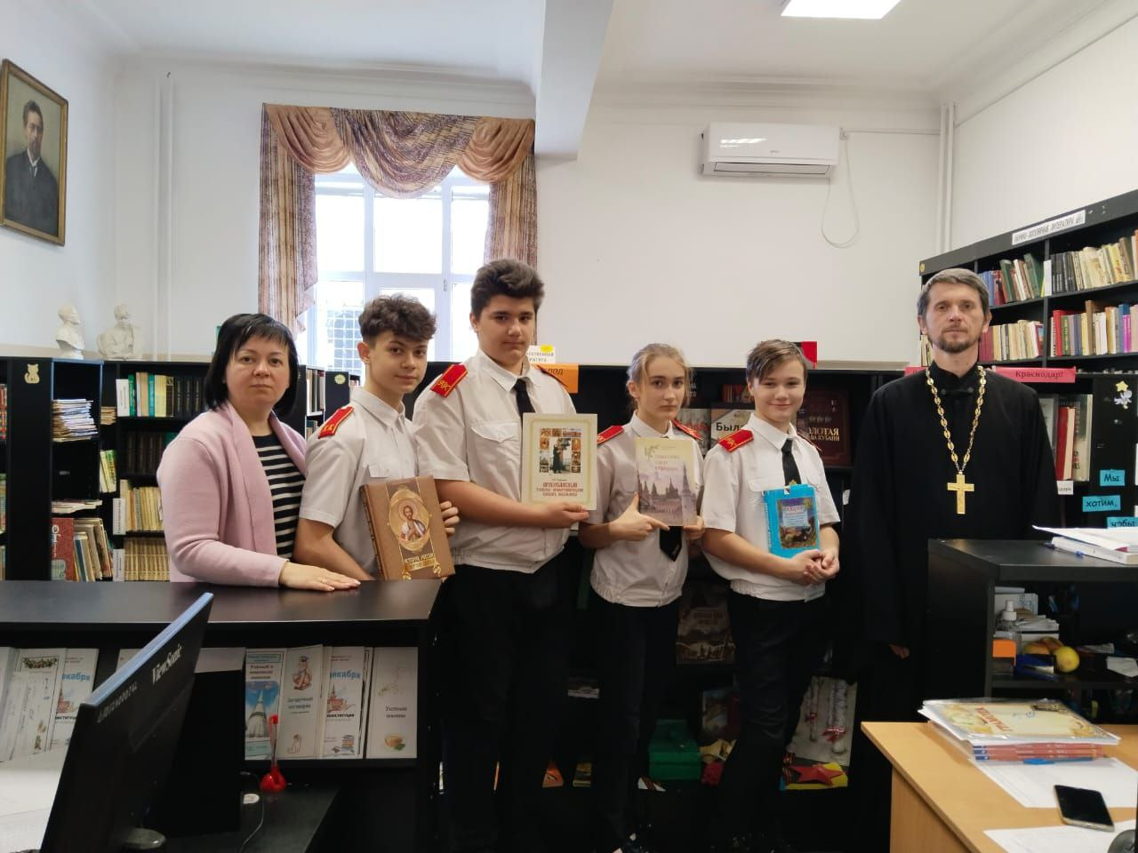 Ученики школы №47 с иереем Александром Шигалевым посетили выставку Православных книг