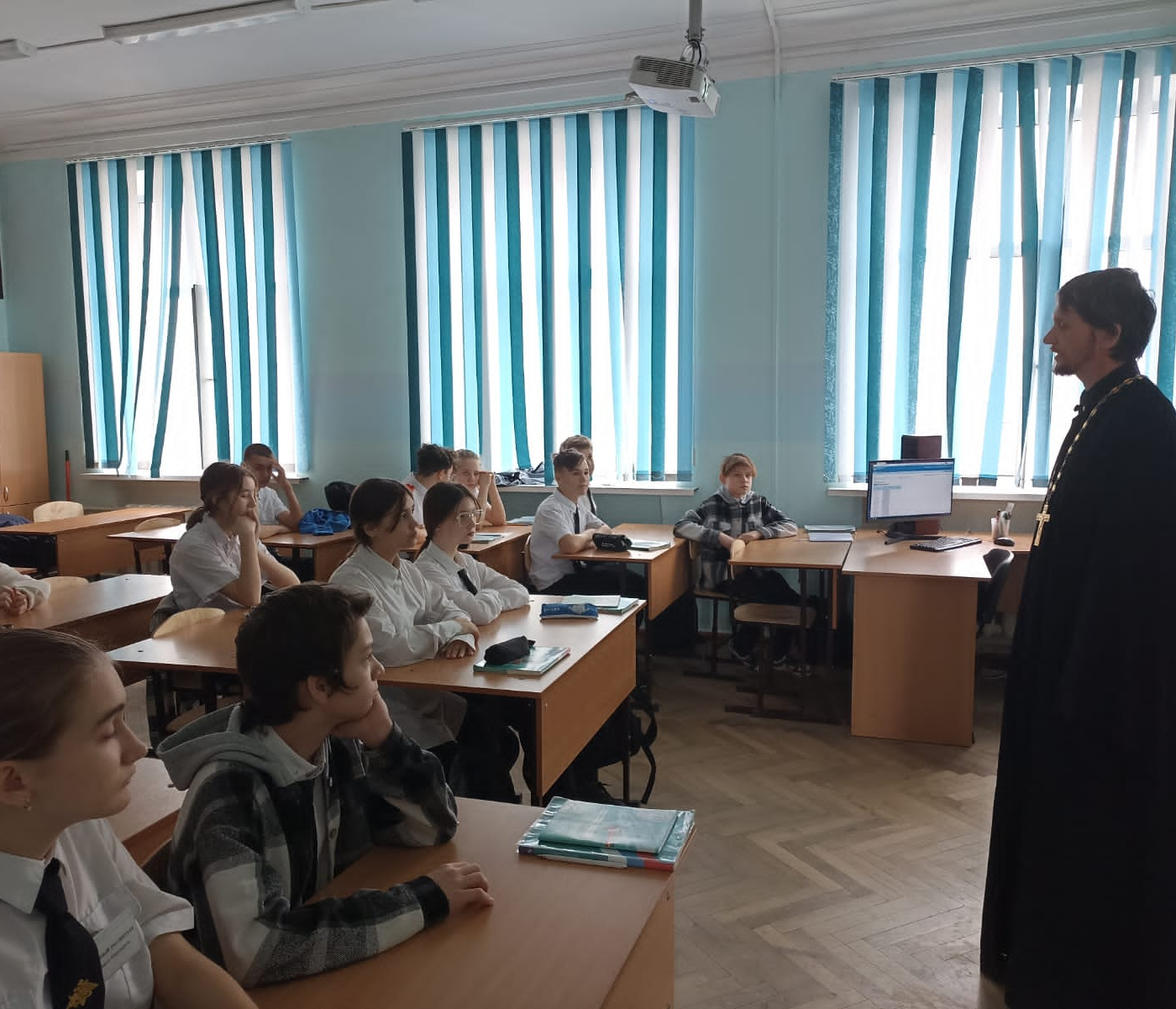 В Краснодарской школе № 47 прошли встречи отца Александра Шигалева с учениками казачьего класса и учениками 9 класса