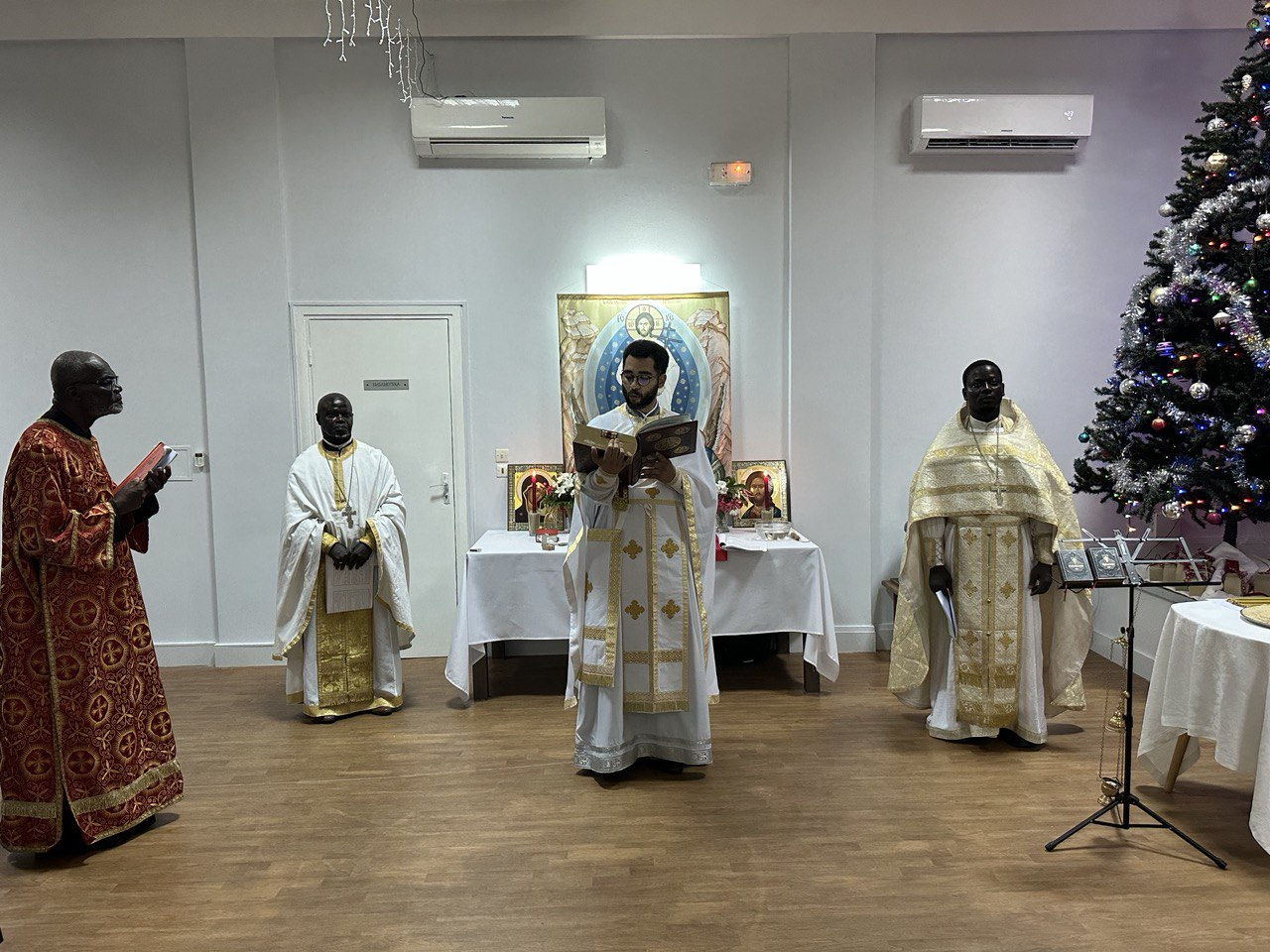Священник храма святителя Спиридона совершил рождественское богослужение в Кот-д'Ивуар