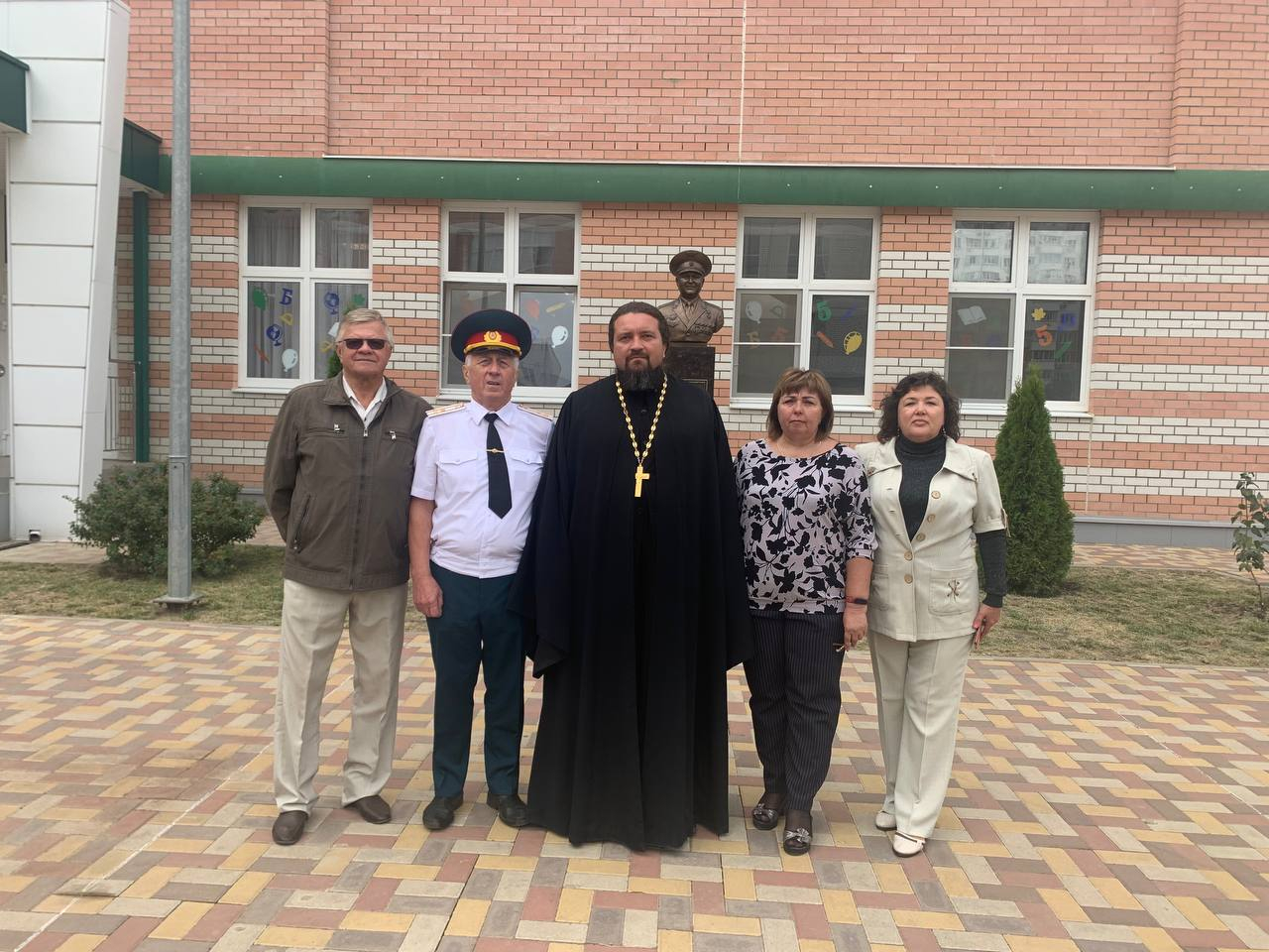 Настоятель храма принял участие в открытии бюста Героя России