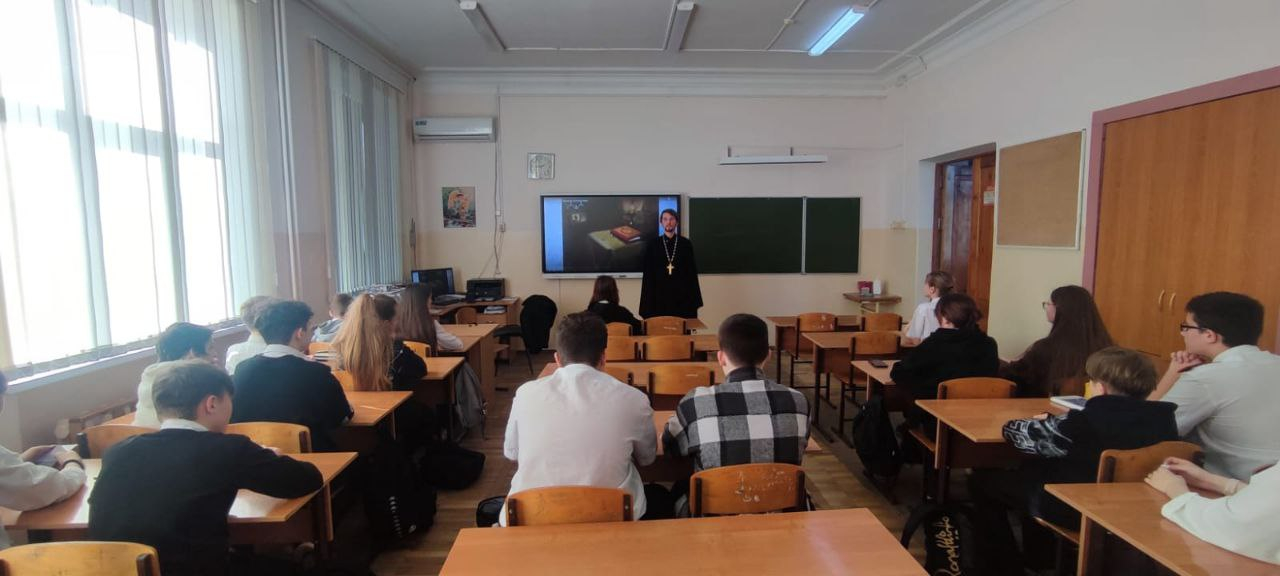 Священник Александр Шигалев провел очередные встречи  с учащимися казачьего класса и 7-классниками