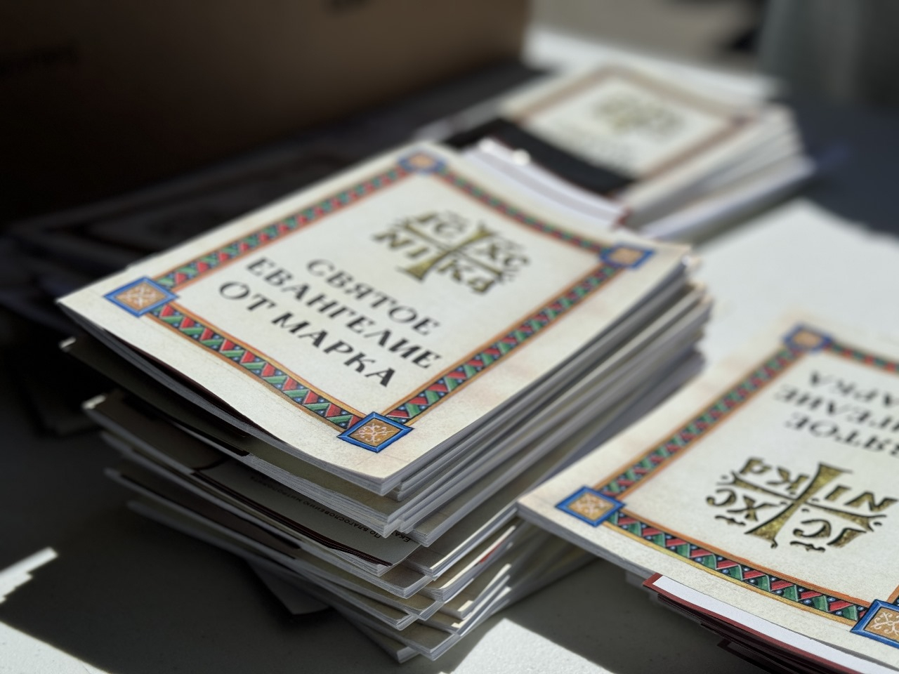 Храм святителя Спиридона бесплатно раздал прихожанам 400 книг «Святое Евангелие»