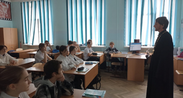 В Краснодарской школе №47 прошли встречи отца Александра Шигалева с учениками казачьего класса и учениками 9 класса